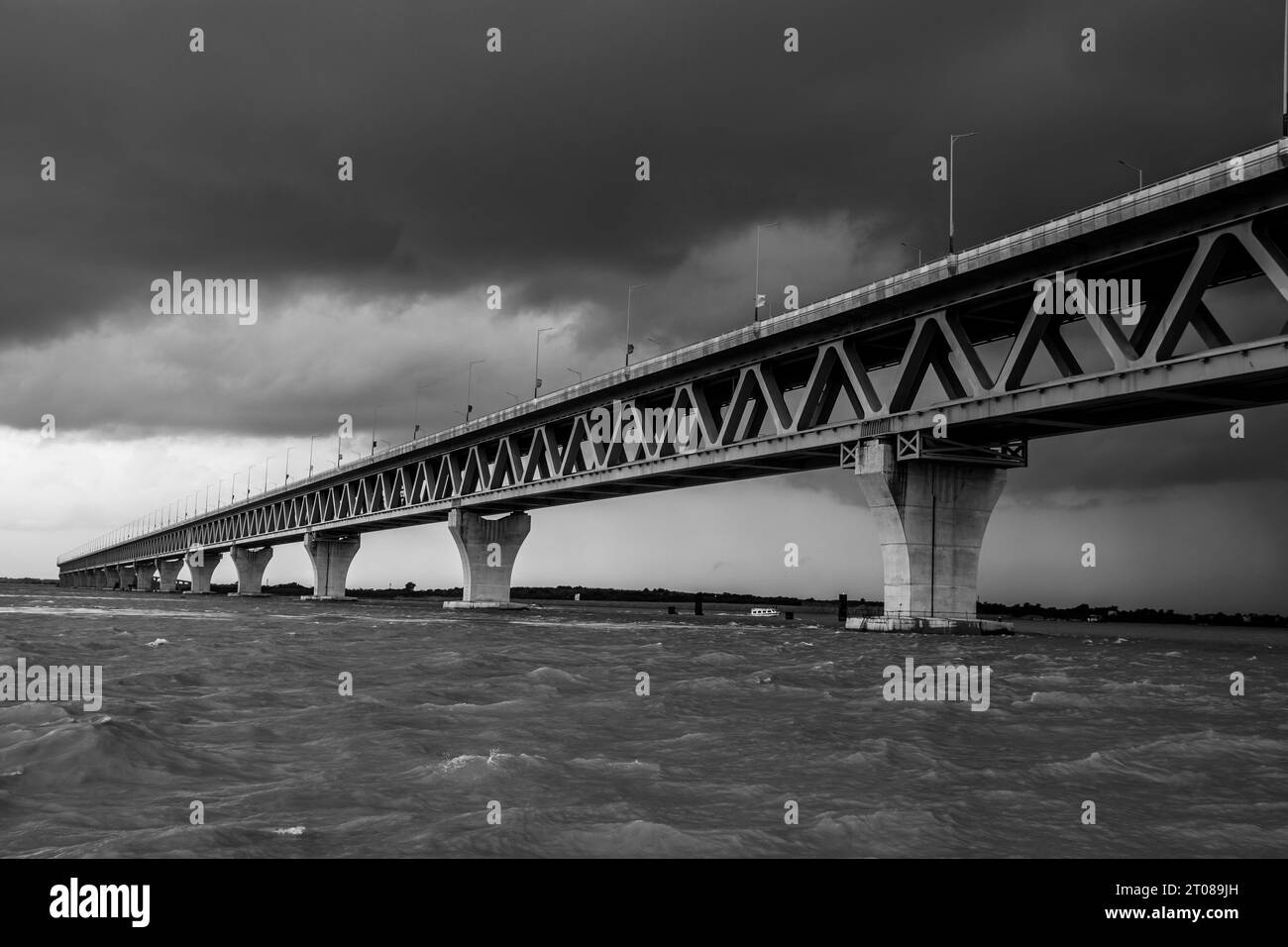 La più estesa fotografia del ponte Padma sotto il cielo nuvoloso, scattata il 25 giugno 2022 dalla stazione di Mawa, Bangladesh Foto Stock
