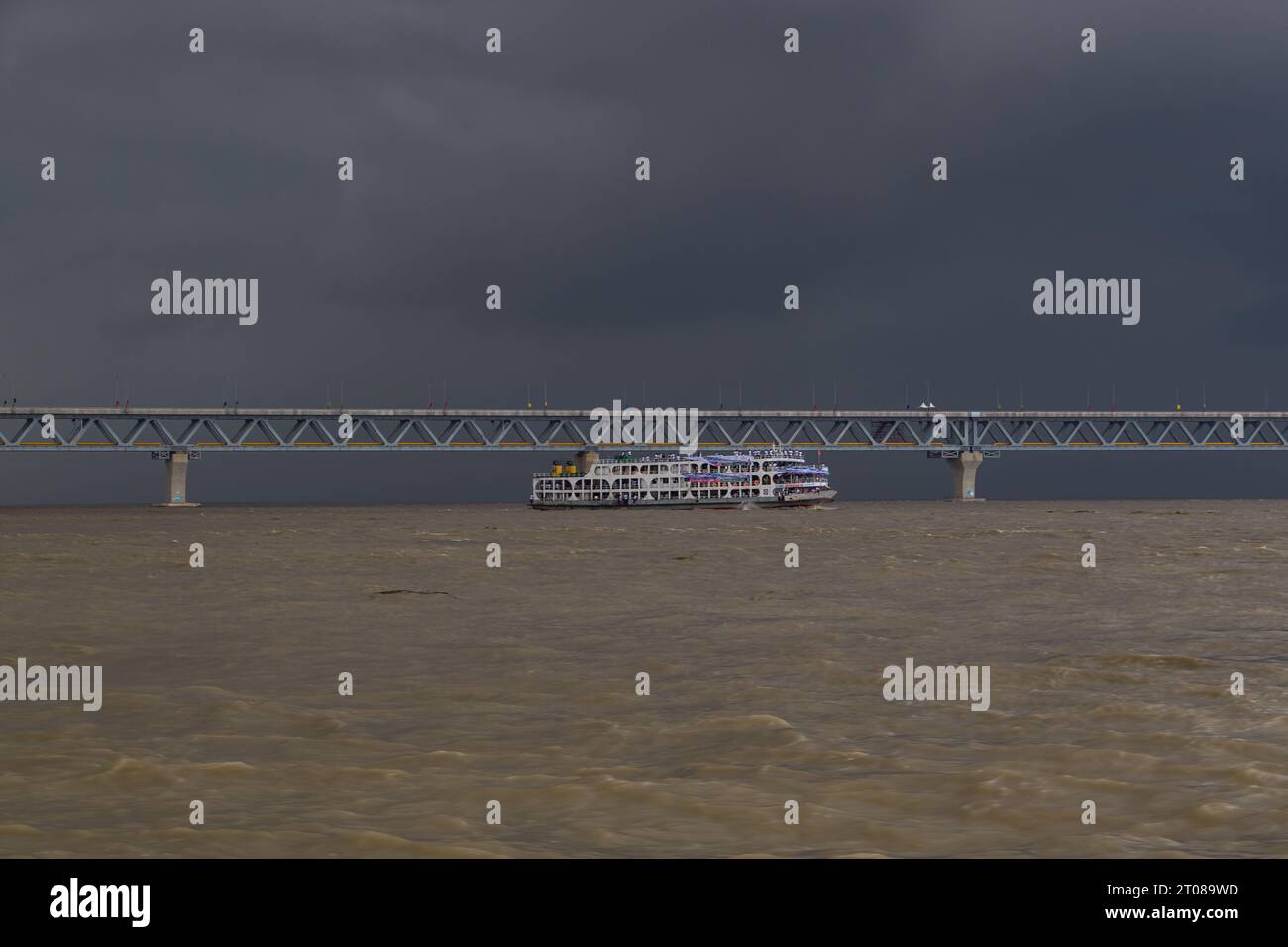 La più estesa fotografia del ponte Padma sotto il cielo nuvoloso, scattata il 25 giugno 2022 dalla stazione di Mawa, Bangladesh Foto Stock