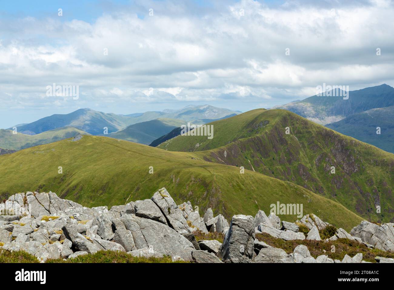 Guardando verso Mynydd tal y Mignedd e Trum y Ddysgl da Craig Cwm Silyn Foto Stock