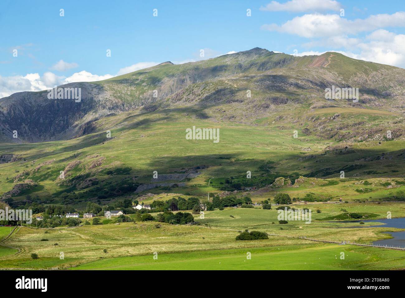 Alle pendici dell'Y Garn nel parco nazionale della Snowdonia, guardando verso il crinale dello Snowdon Yr Wyddfa Foto Stock