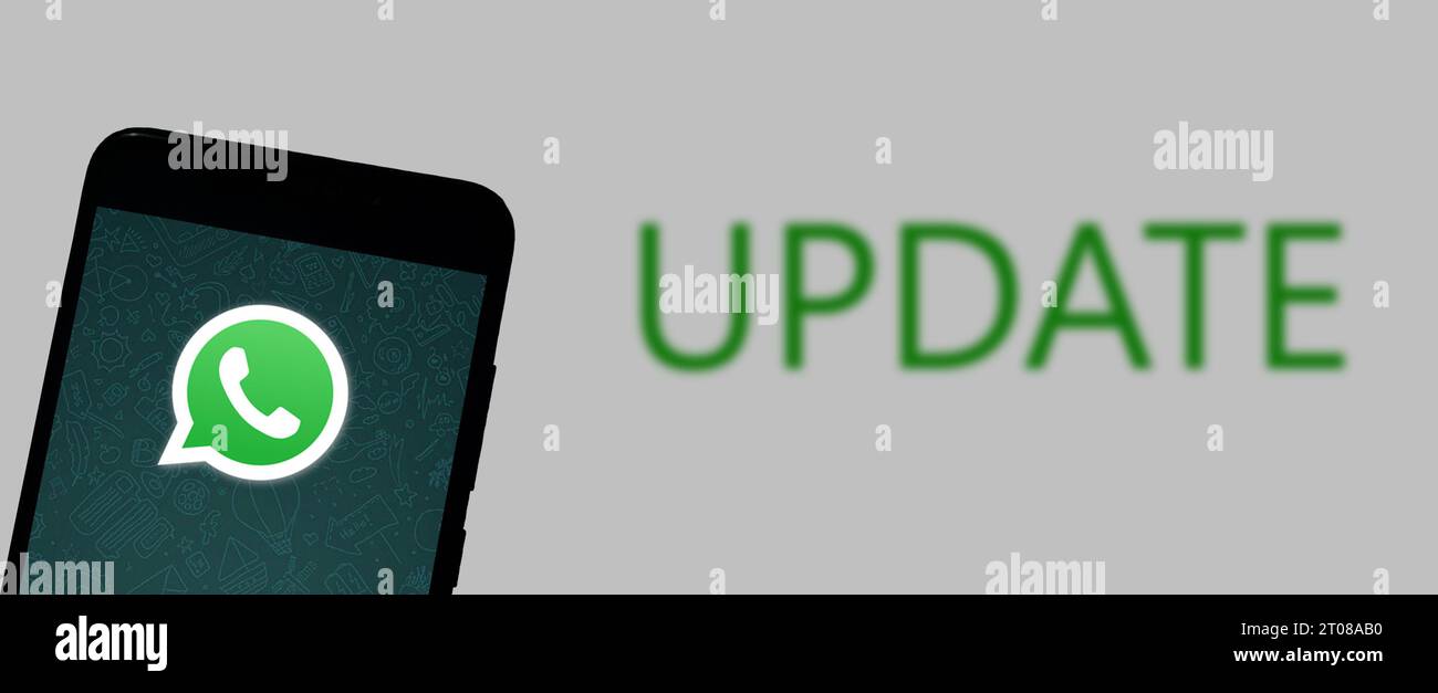 Buenos Aires, Argentina; 10-05-2023: Logo WhatsApp sullo schermo dello smartphone con la parola AGGIORNAMENTO su sfondo bianco. Foto Stock
