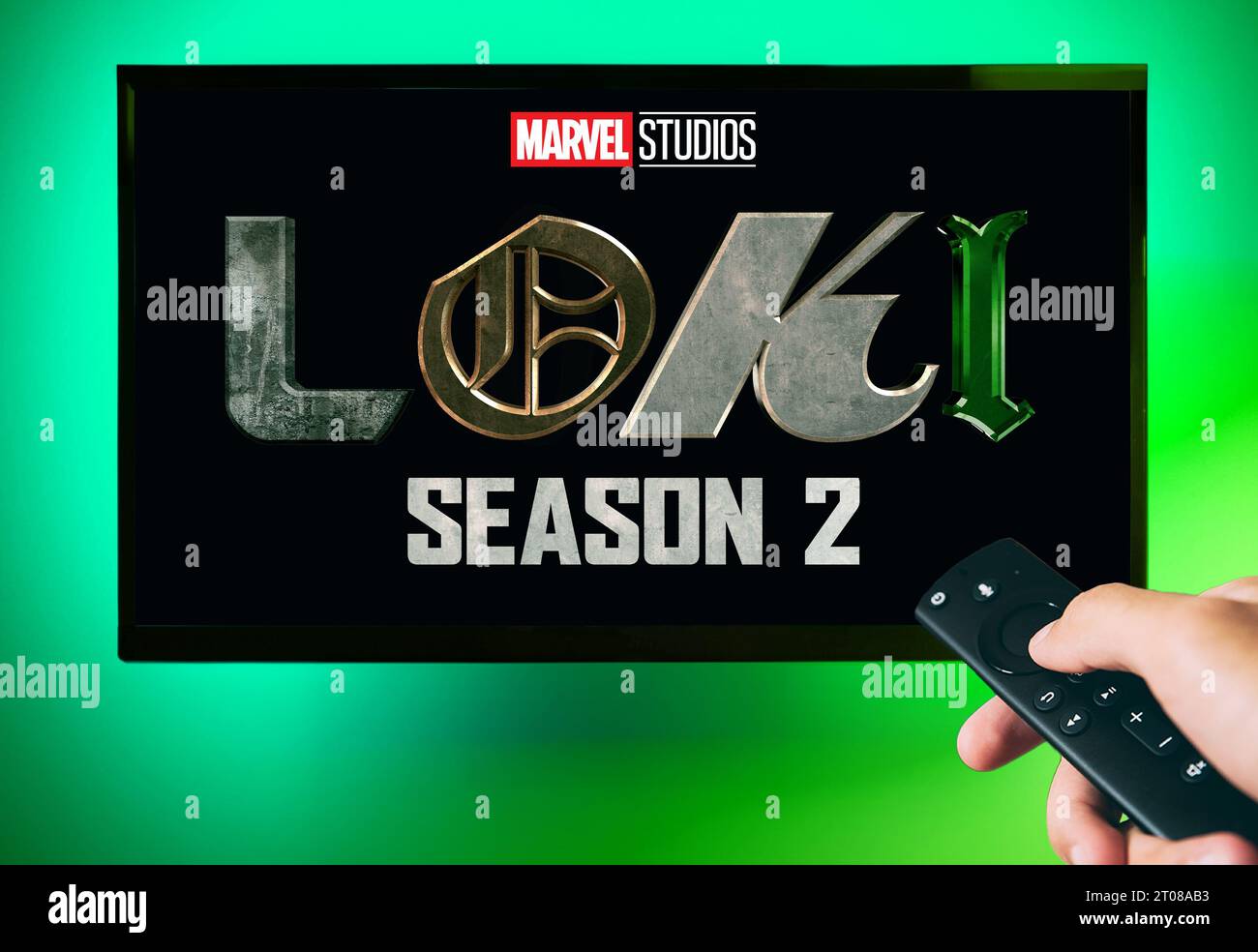 Buenos Aires, Argentina; 10-02-2023: Logo Loki stagione 2 di Marvel Studios sullo schermo televisivo. Foto Stock