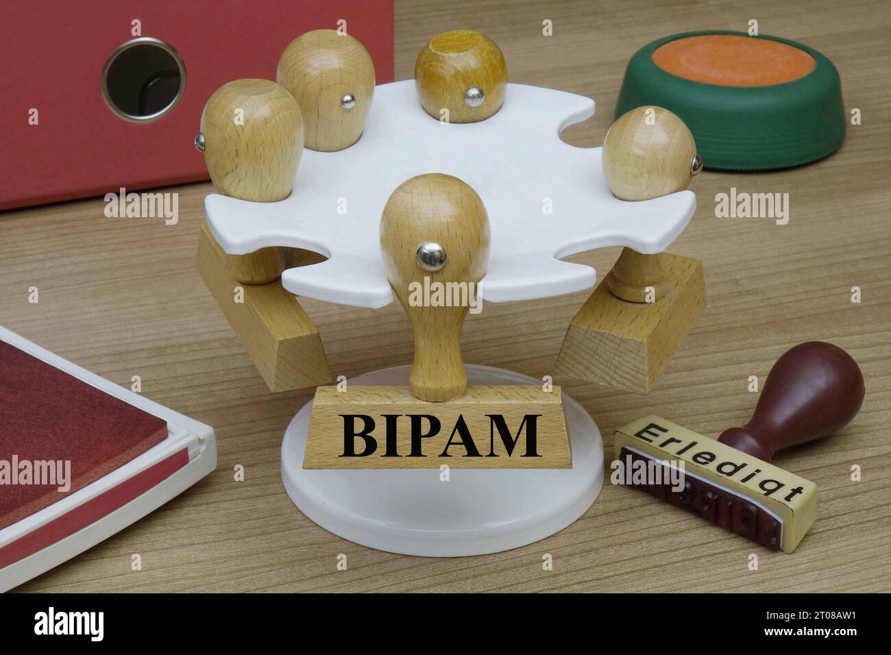 Stempel mit BIPAM Stempel mit BIPAM, 05.10.2023, Borkwalde, Brandenburg, an einem Stempelhalter hängt ein Stempel mit dem Schriftzug BIPAM. *** Stamp con BIPAM Stamp con BIPAM, 05 10 2023, Borkwalde, Brandenburg, su un porta-francobollo appeso un francobollo con la scritta BIPAM Credit: Imago/Alamy Live News Foto Stock