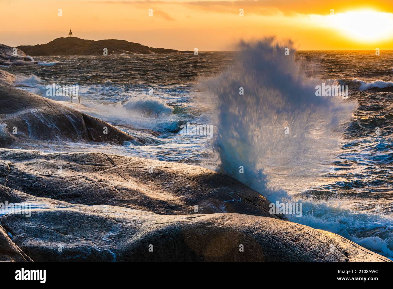 Tempesta al tramonto sulla costa di Gothenburg, onde potenti e ventose. Foto Stock