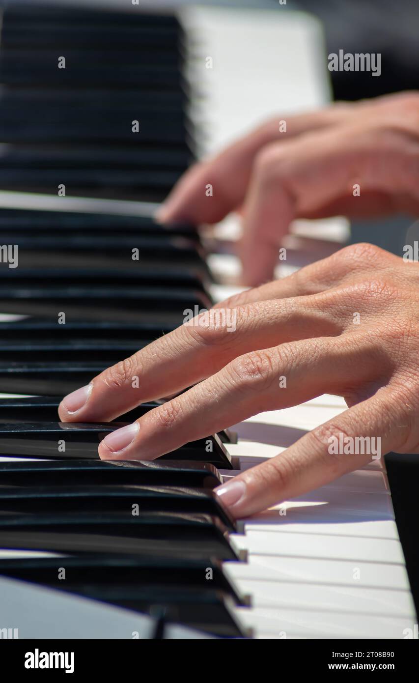 Pianista suonano le chiavi del pianoforte elettronico Foto Stock