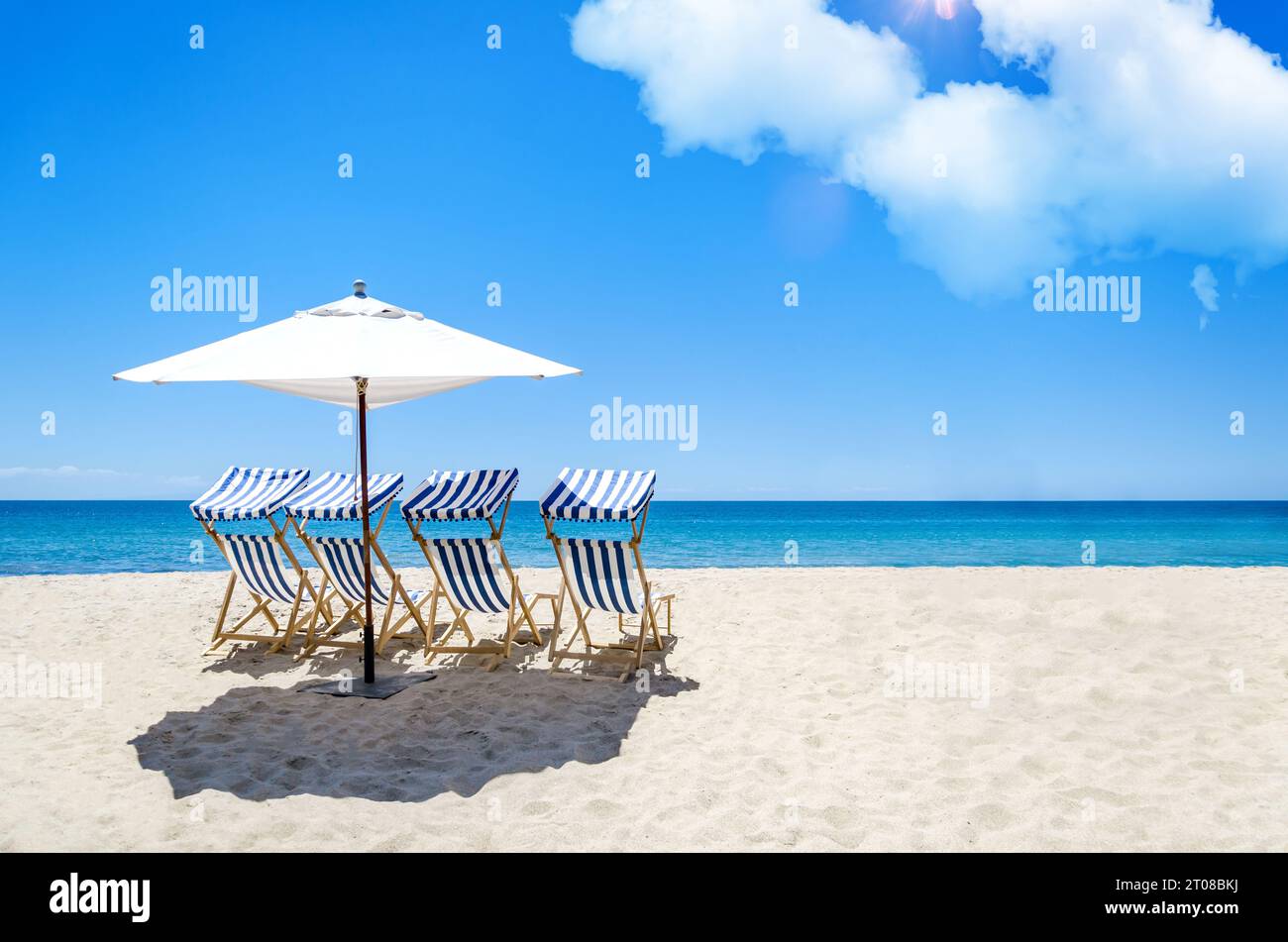 Spiaggia estiva e ombrellone Foto Stock