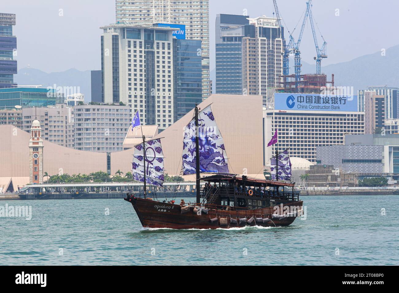 Aqualuna II / 2, affascinante crociera in junk boat nel Victoria Harbour & skyline, RAS di Hong Kong, Cina Foto Stock