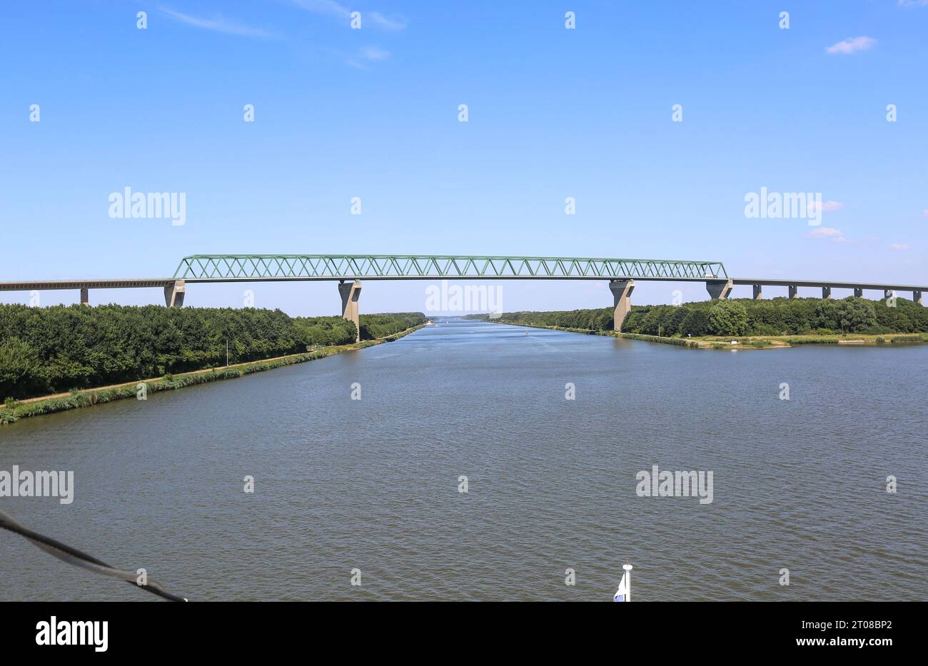 L'alto viadotto di Brunsbüttel è il ponte più lungo sul canale di Kiel e uno dei ponti più lunghi della Germania, il canale Baltico-Mare del Nord, lo Schleswig-Holstein Foto Stock