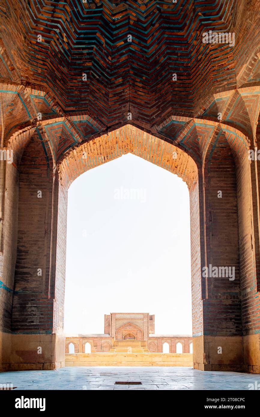 Splendida tomba in arenaria scolpita dell'epoca moghul di Isa Khan Tarkhan II nella necropoli di Makli, patrimonio dell'umanità dell'UNESCO, Thatta, Sindh, Pakistan Foto Stock