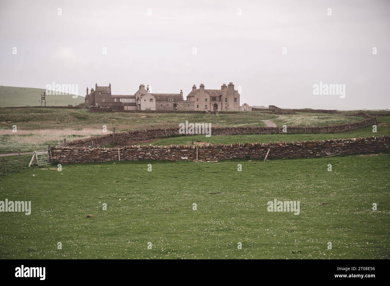 Skaill House a Orkney Island, con vecchio muro di pietra e prato davanti, grandangolo, Kirkwall, Scozia Foto Stock