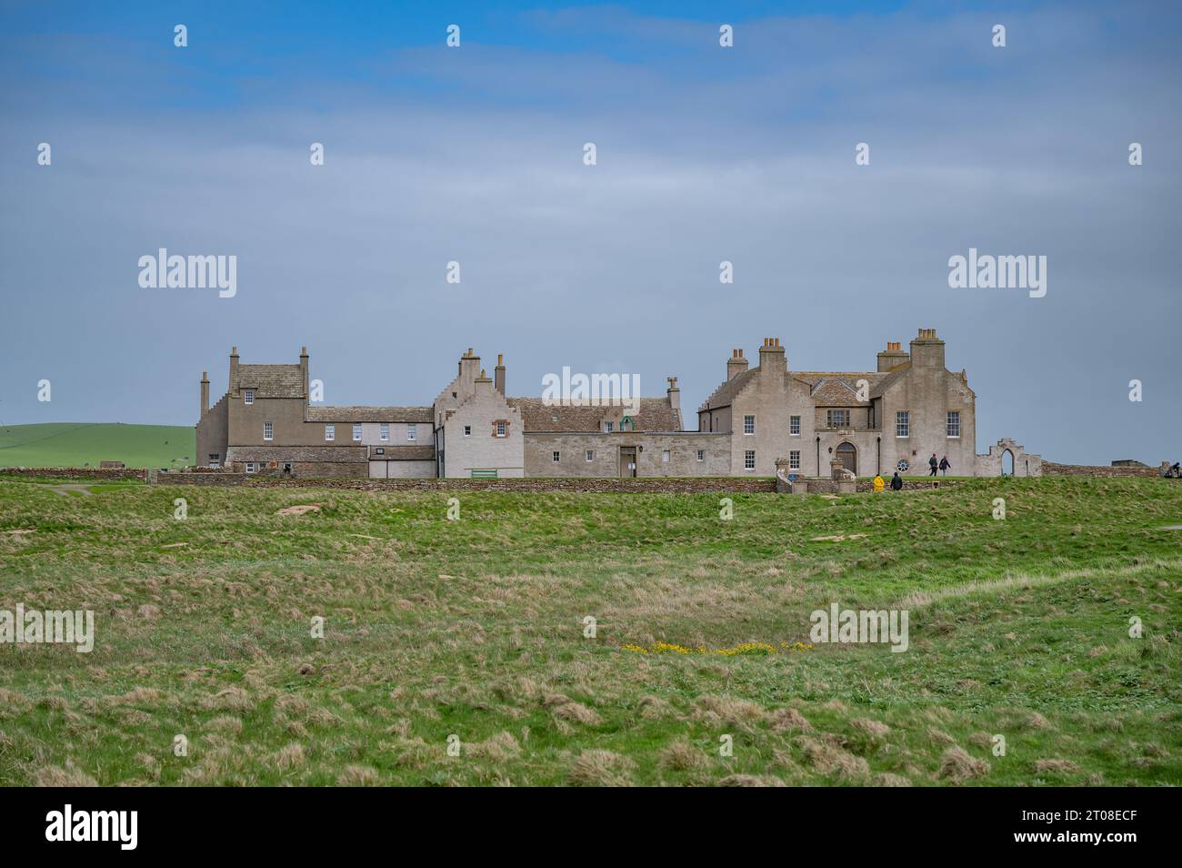 Skaill House a Orkney Island, vista da lontano con prato di fronte durante le nuvole di giorno, Kirkwall, Scozia Foto Stock