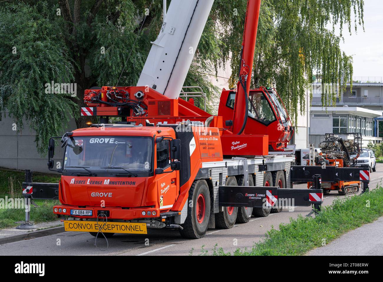 Gru mobile arancione e bianca Grove GMK5150L su una strada Foto Stock