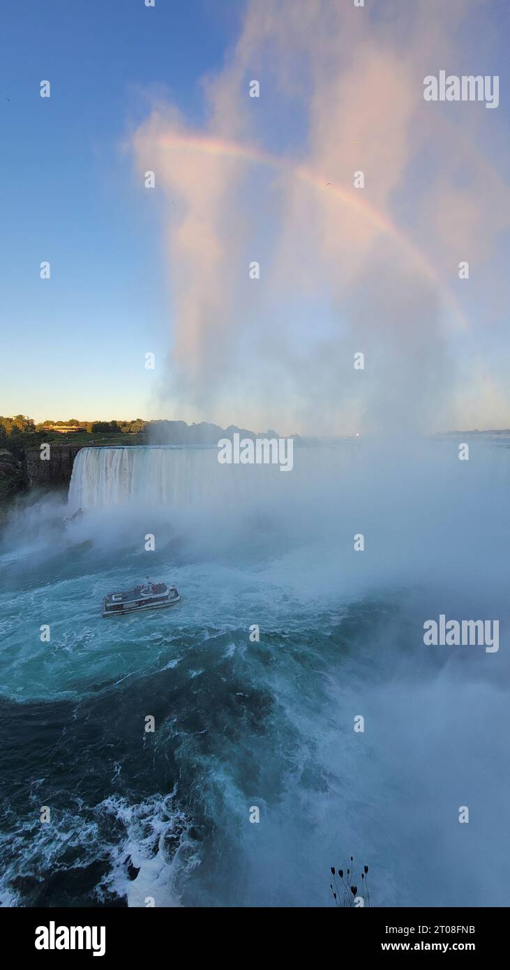 Un arcobaleno sulle cascate Horseshoe alle cascate del Niagara, Ontario, Canada Foto Stock