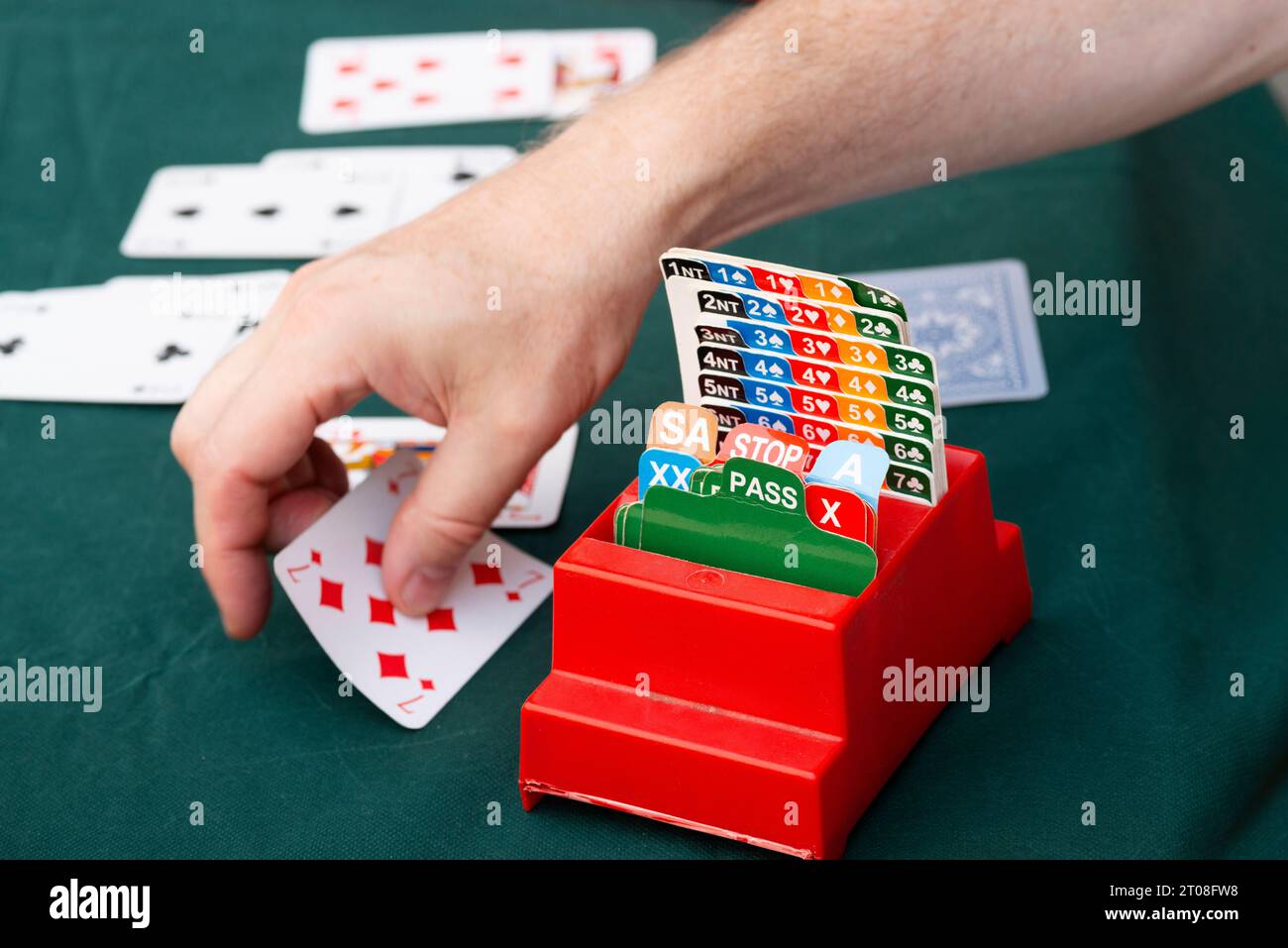 Bridge Set Up e Ready to Play in un Bridge Club competitivo Foto Stock
