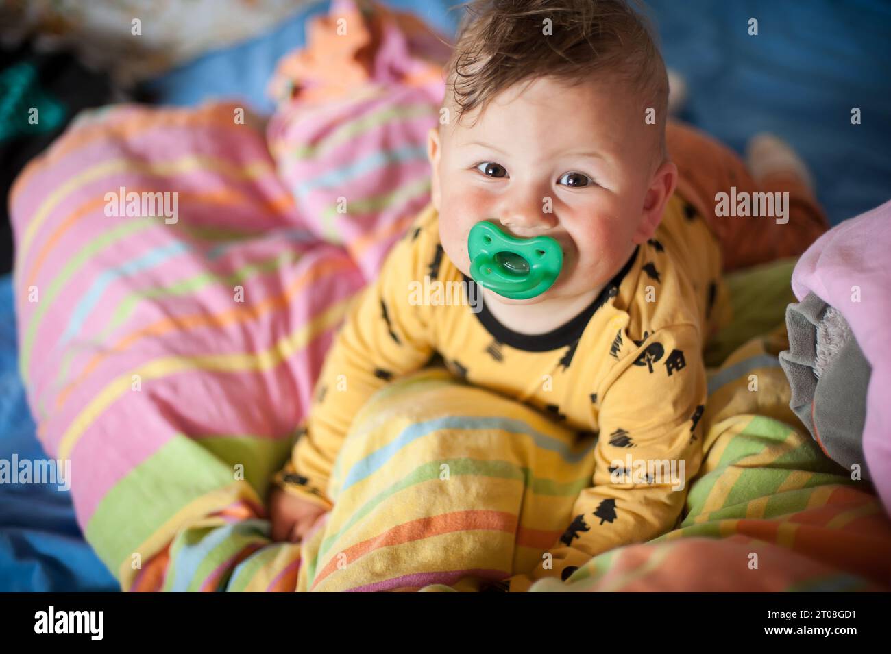 Ritratto di carino ragazzo felice guardando la macchina fotografica. Concetto di gioia e felicità. Amore ed emozione familiare Foto Stock