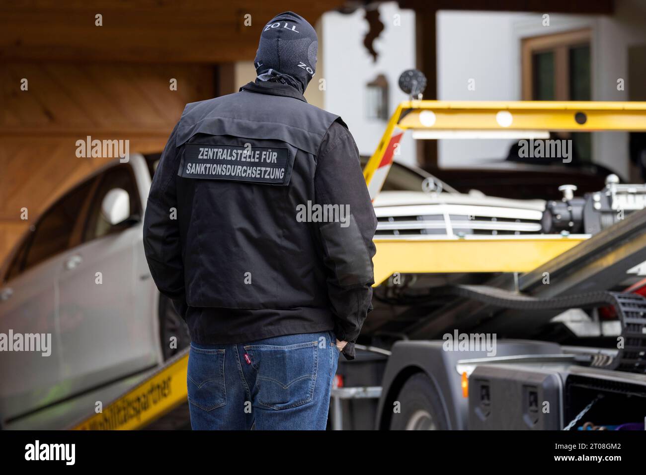 Rottach Egern, Germania. 5 ottobre 2023. I funzionari doganali sequestrano beni presumibilmente collegati a un oligarca russo durante un raid su una villa a Tegernsee. Tra le altre cose, diversi veicoli di lusso di fascia alta sono stati prelevati dalla villa. Credito: Christoph Reichwein/dpa/Alamy Live News Foto Stock