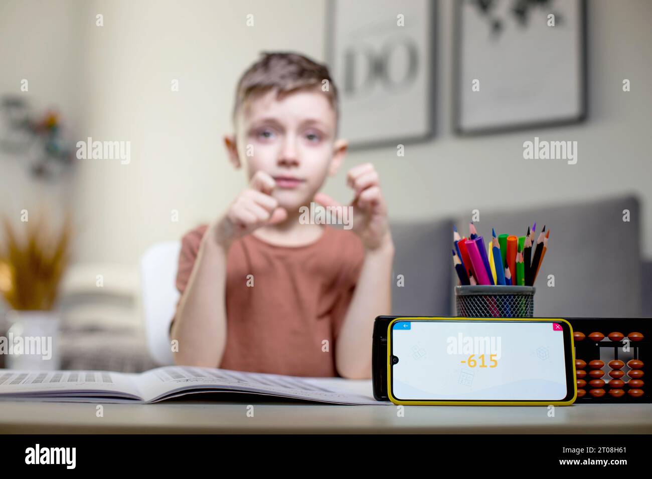 Ragazzo sta pensando di risolvere il problema. Aritmetica mentale. Aggiunta di numeri Foto Stock