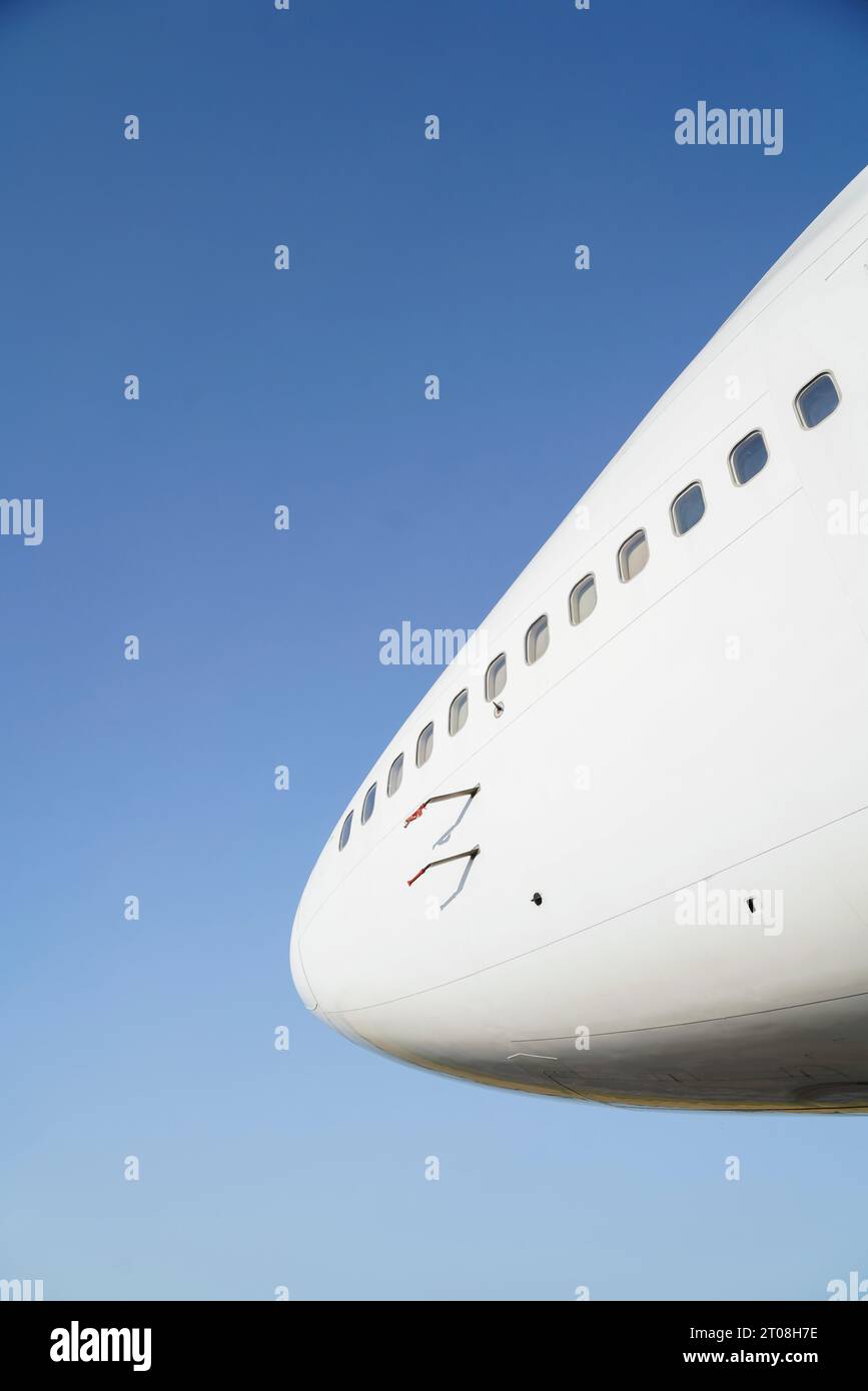 Un jumbo jet Boeing 747-400 contro un cielo blu su una pista a Kemble, Gloucestershire, Regno Unito Foto Stock