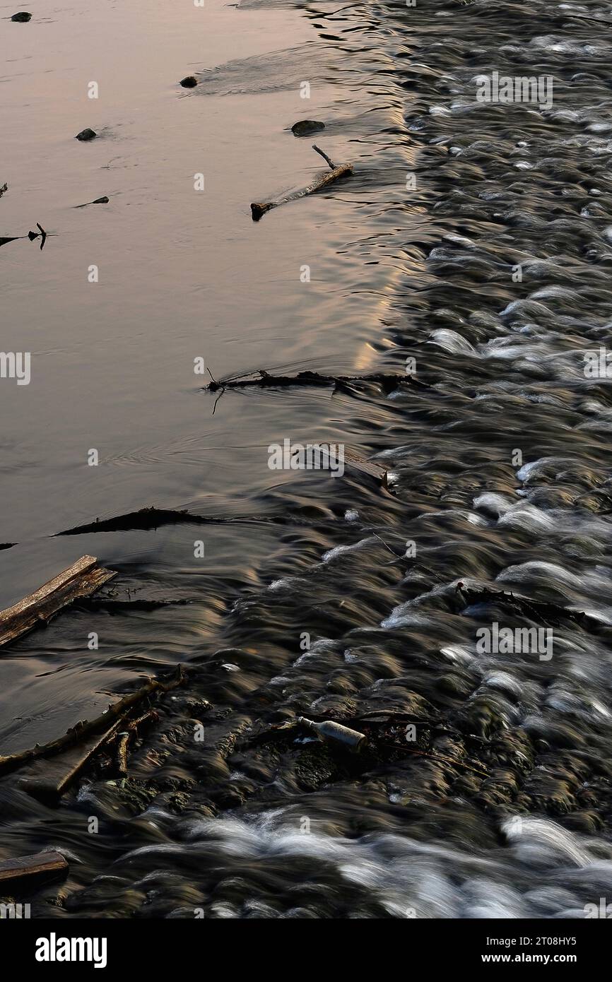 Detriti e traversate alla diga attraverso il fiume Lahn nel Limburg an der Lahn, Assia, Germania. Foto Stock