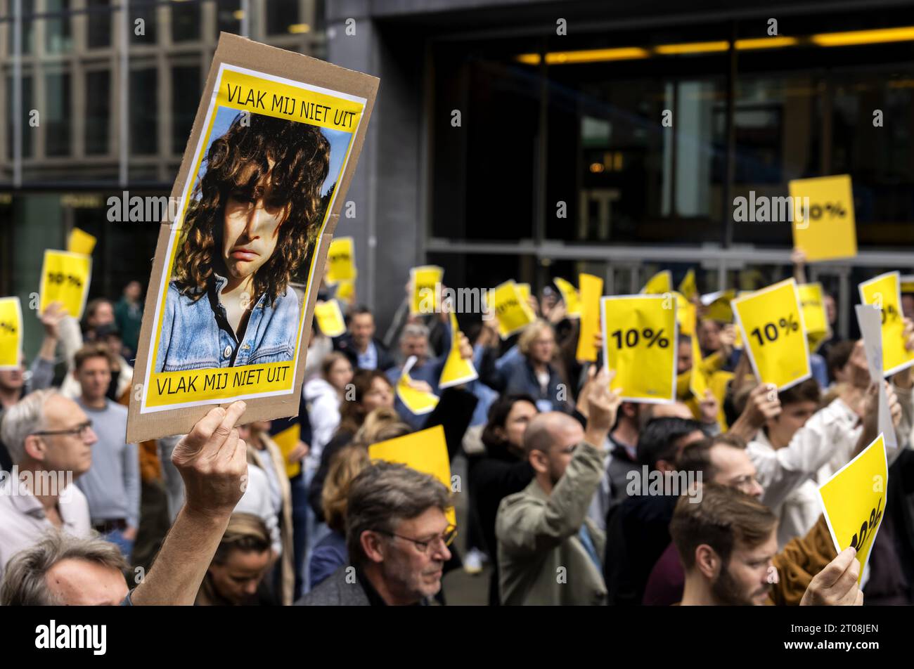AMSTERDAM - i dipendenti dell'editore DPG Media durante un breve periodo di interruzione del lavoro per richiamare ancora una volta l'attenzione sulla perdita di potere d'acquisto che stanno subendo. ANP SANDER KONING netherlands Out - belgio Out Foto Stock
