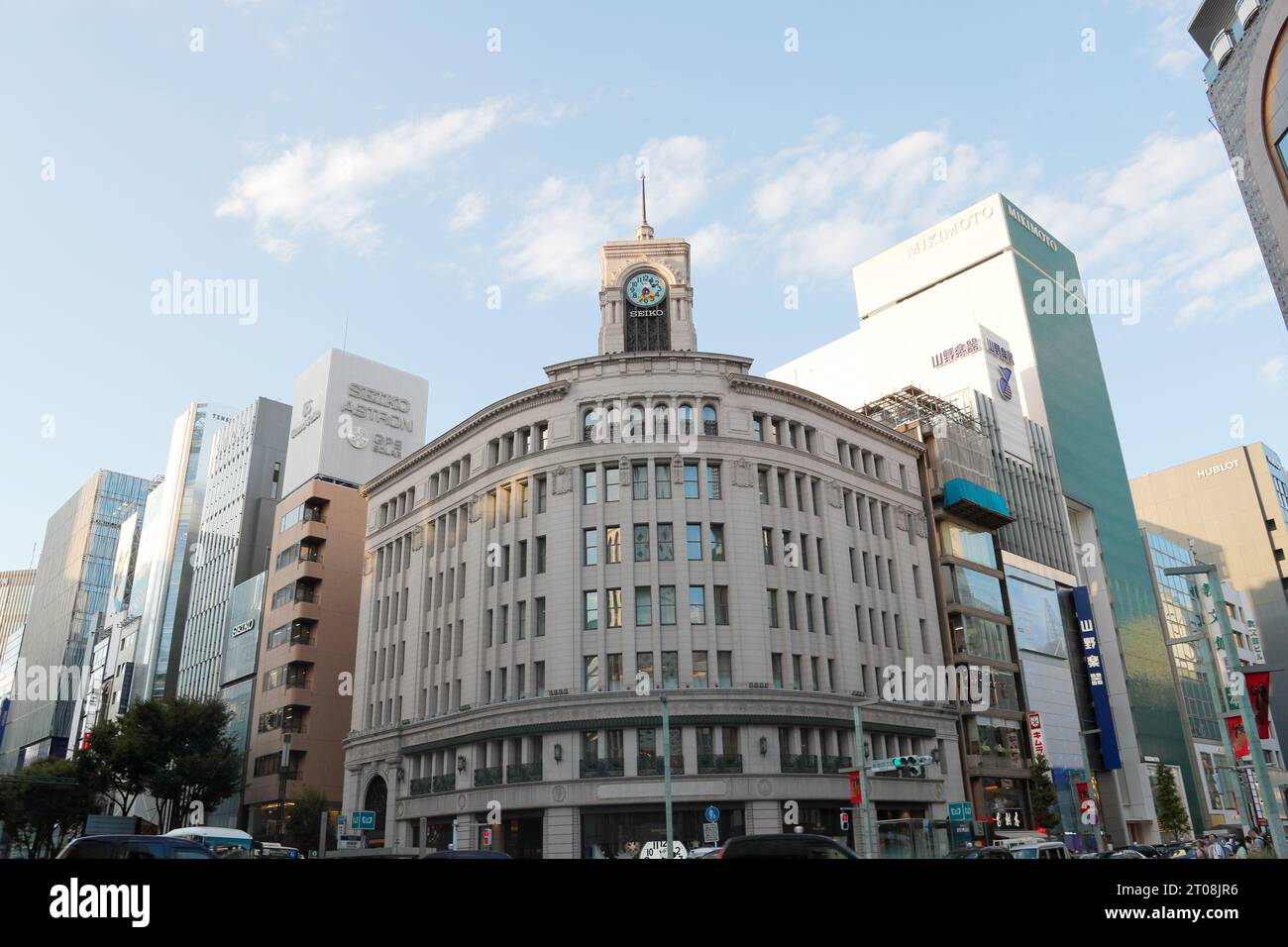 Un orologio di Topolino è esposto sulla famosa torre dell'orologio in cima all'edificio Seiko House Ginza il 5 ottobre 2023 a Tokyo, Giappone. Il design dell'orologio è stato modificato per celebrare il 100° anniversario della Walt Disney Company il 16 ottobre e il lancio di una serie di prodotti di collaborazione Seiko. Crediti: Makoto Takahashi/AFLO/Alamy Live News Foto Stock