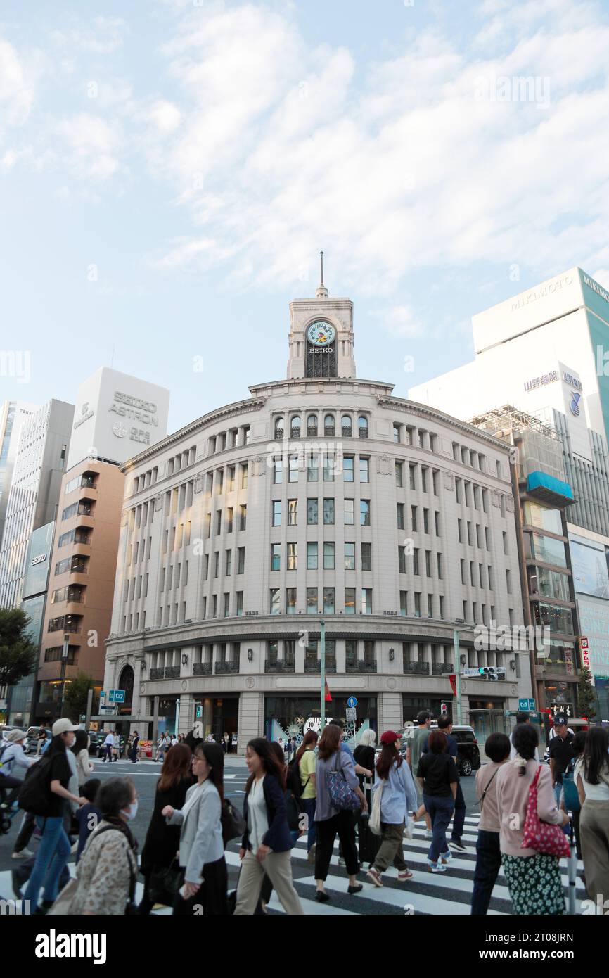 Un orologio di Topolino è esposto sulla famosa torre dell'orologio in cima all'edificio Seiko House Ginza il 5 ottobre 2023 a Tokyo, Giappone. Il design dell'orologio è stato modificato per celebrare il 100° anniversario della Walt Disney Company il 16 ottobre e il lancio di una serie di prodotti di collaborazione Seiko. Crediti: Makoto Takahashi/AFLO/Alamy Live News Foto Stock