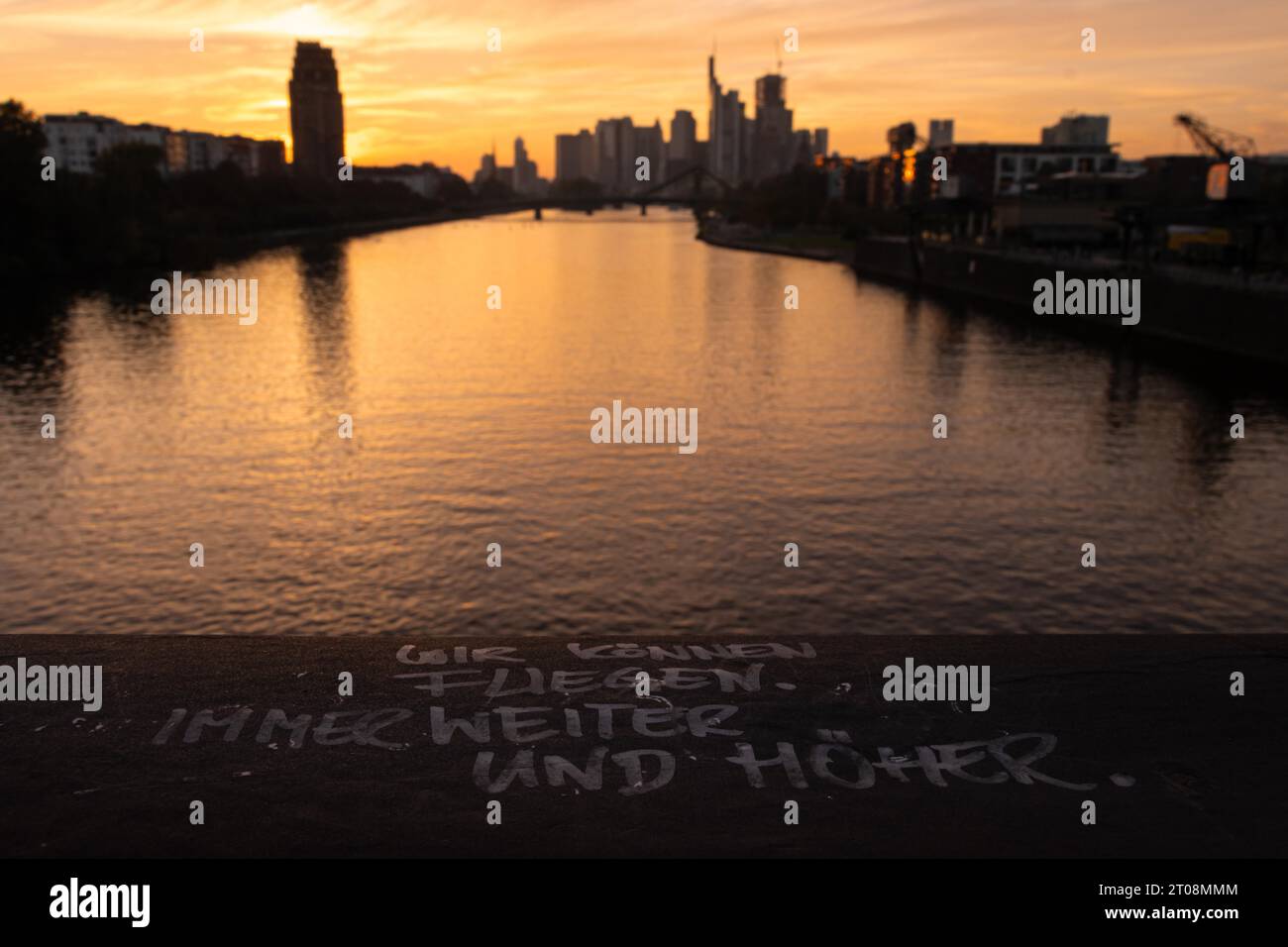 POSSIAMO VOLARE. SEMPRE PIÙ IN ALTO. È scritto su una ringhiera del ponte Deutschherrn nell'area di Osthafen a Francoforte, mentre la silhouette di Foto Stock