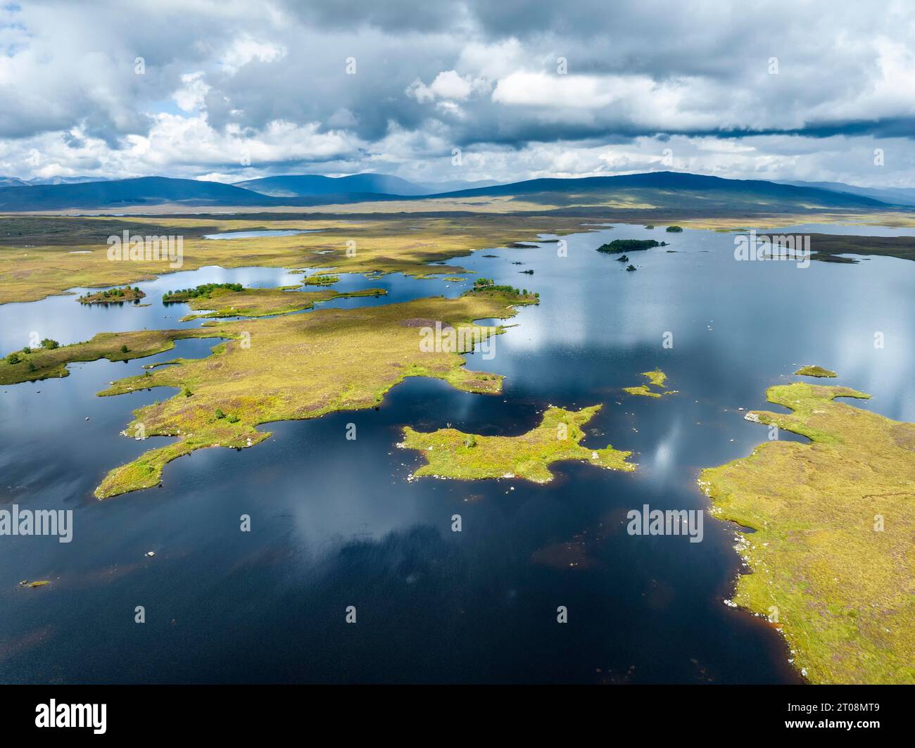 Vista aerea delle isole e delle torbiere circostanti di Loch Ba, un lago d'acqua dolce su Rannoch Moor, Highlands, Scozia, Regno Unito Foto Stock