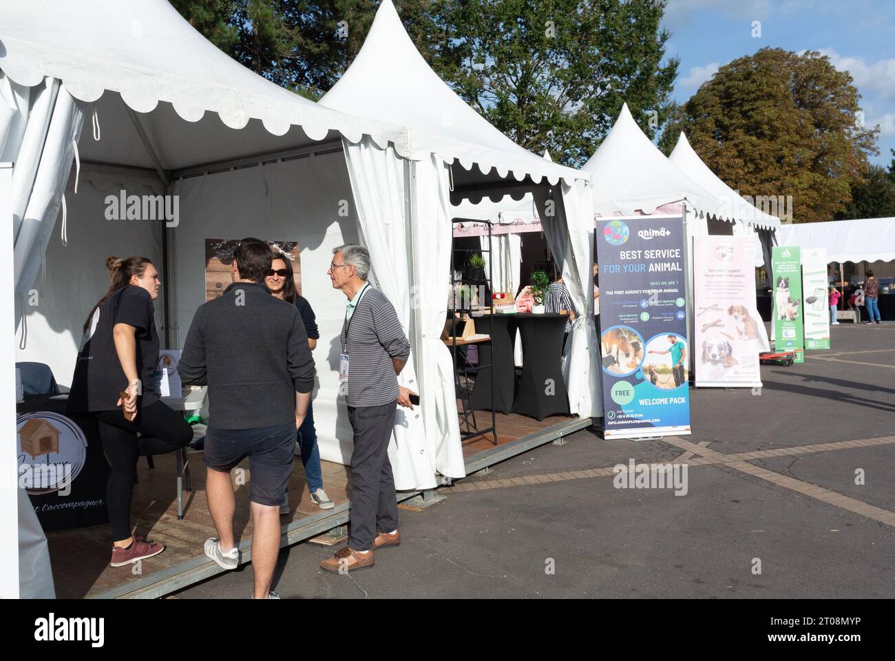 Parigi, Francia, persone che visitano uno stand di agente di servizio animali al Park floral de paris, solo editoriale. Foto Stock