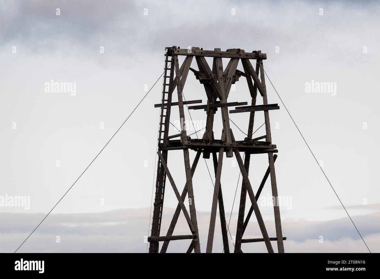 Torre con travi in legno, storica funivia di carbone, monumento storico, ex miniera di carbone, Longyearbyen, Svalbard, Norvegia Foto Stock