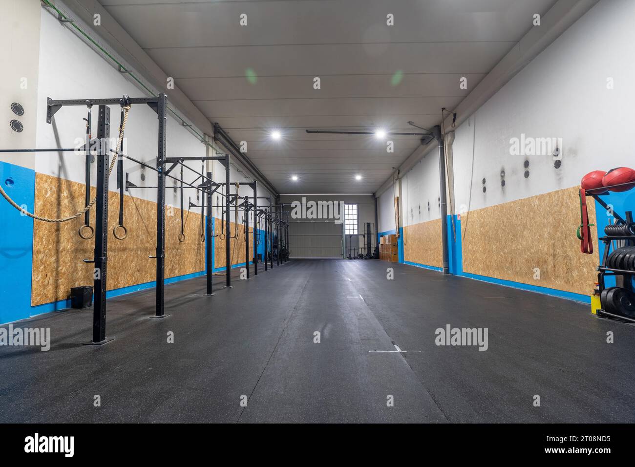 Spazio vuoto di un centro sportivo completamente attrezzato per un allenamento di cross training Foto Stock
