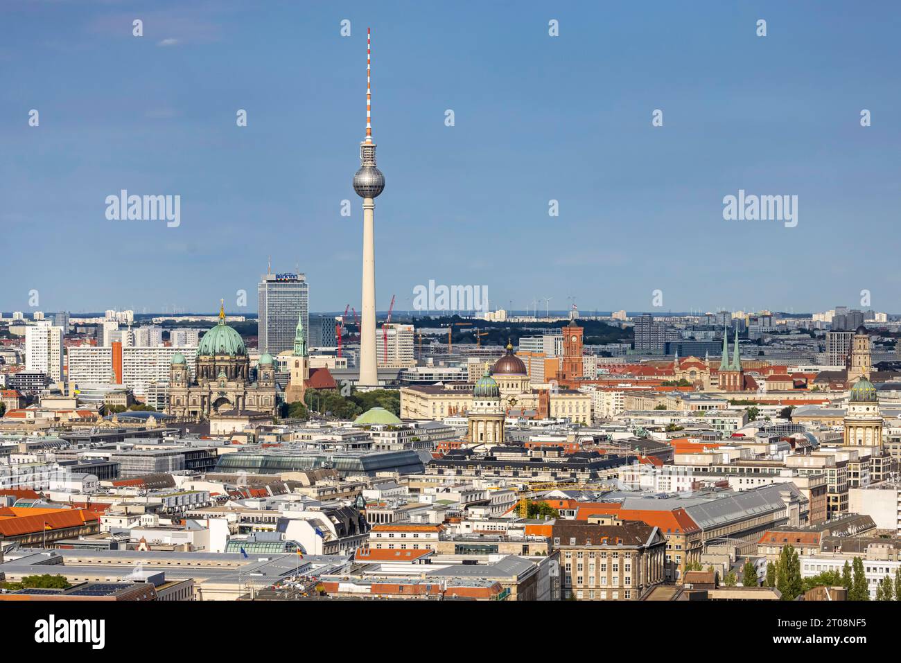 Vista sulla parte orientale della capitale, la cattedrale di Berlino con la cattedrale di St Mary's Church e la Torre della televisione, alto edificio con Hotel Park Inn by Radisson Foto Stock