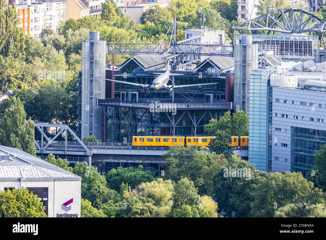 Museo tedesco della tecnologia, vista esterna, sul tetto un Douglas C-47 Skytrain, bombardiere sultanina, Berlino, Germania Foto Stock