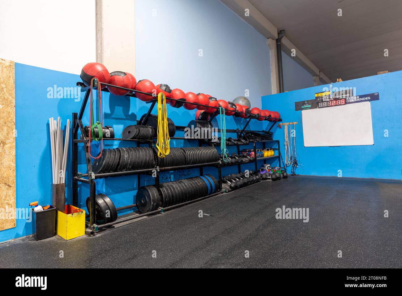 Rack con palline medicinali e pesi in una palestra cross-training senza persone Foto Stock