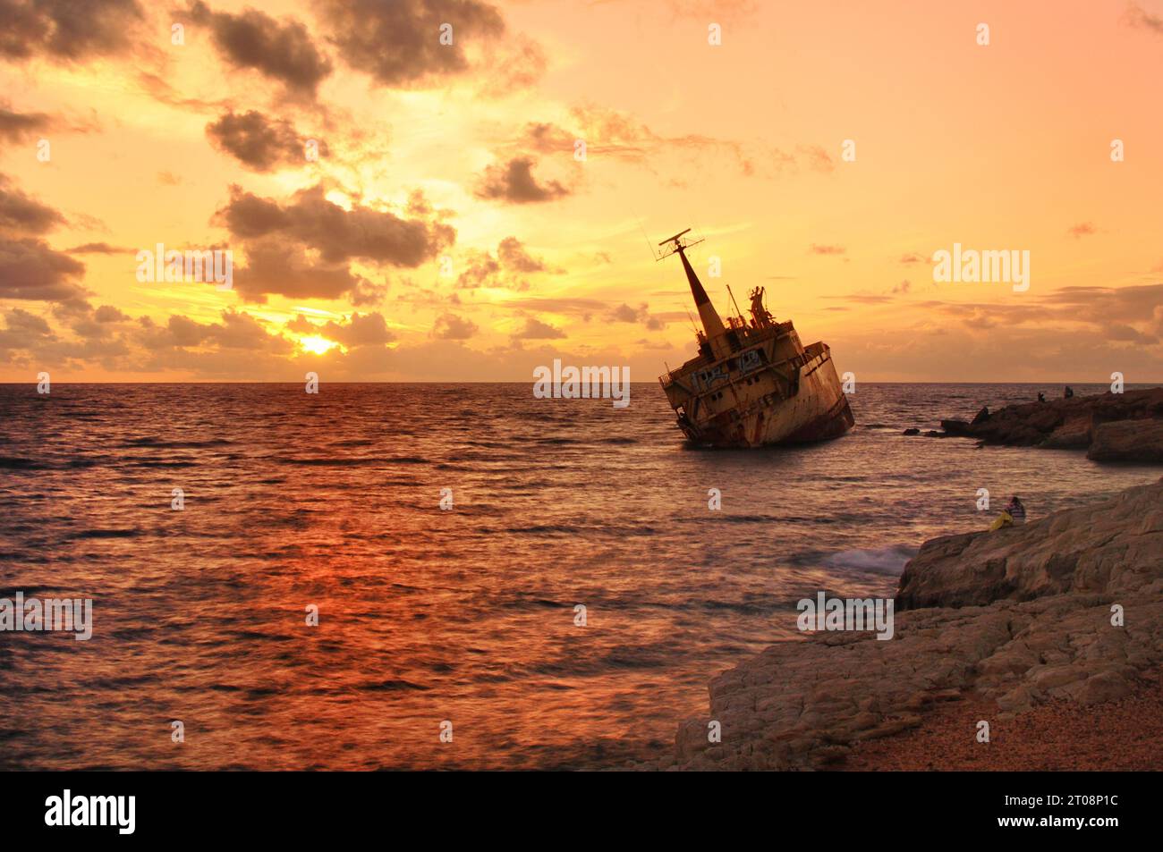 Ammira il bellissimo tramonto sul luogo del naufragio EDRO III a Peyia, Pafo, Cipro Foto Stock