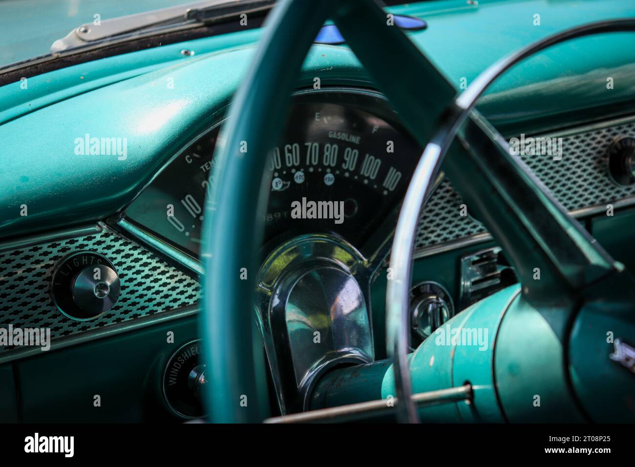 vista sul cruscotto di una vecchia auto d'epoca Foto Stock