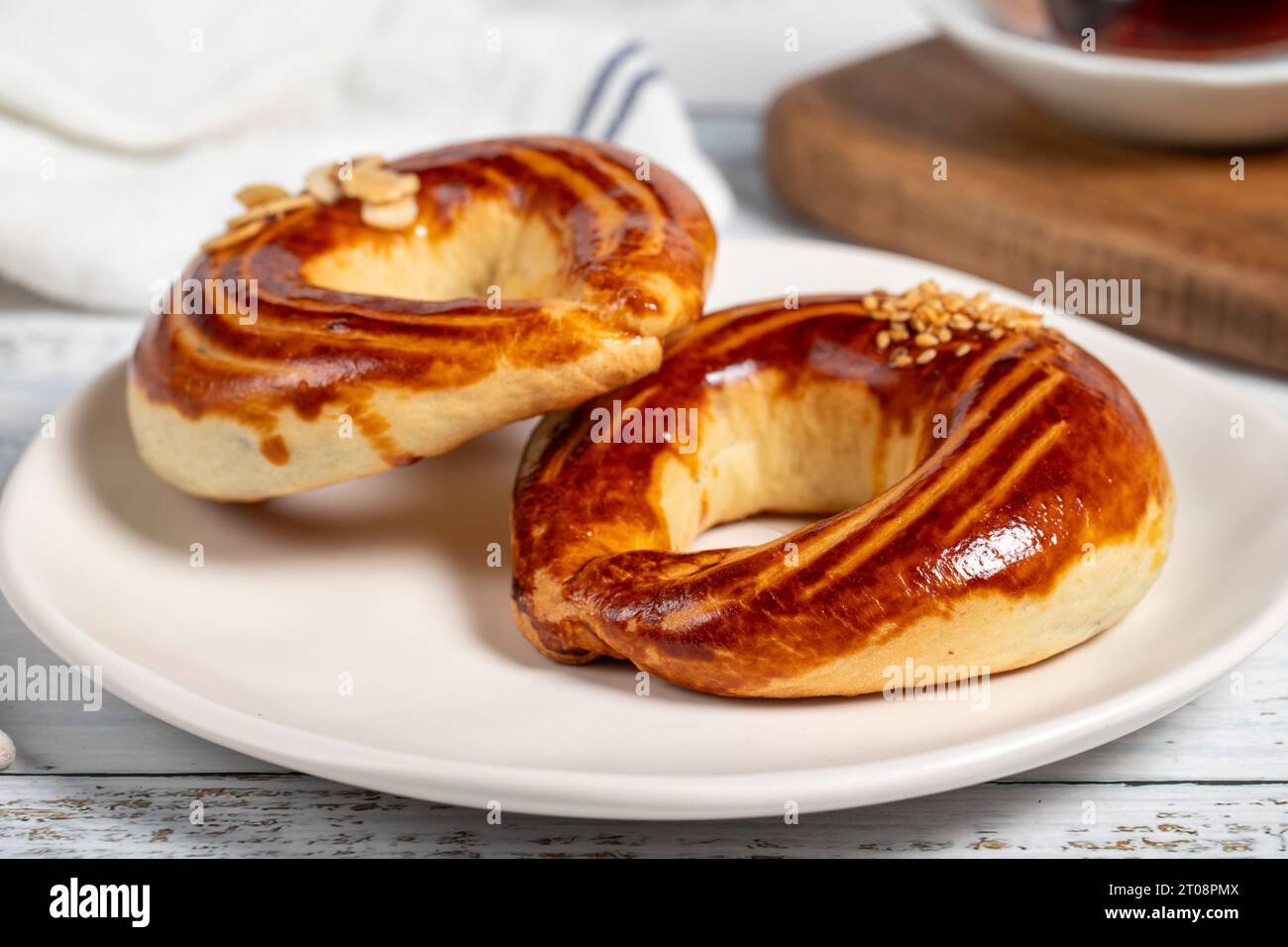 Biscotti grandi con ripieno all'interno. Biscotti all'uva passa e al cacao su fondo di legno bianco. nome locale ay coregi. Primo piano Foto Stock