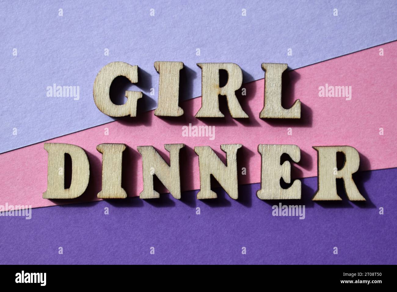 Cena di ragazza, parole in lettere di alfabeto di legno isolate sullo sfondo. Un pasto tipicamente costituito da spuntini e contorni di cibi selezionati a caso Foto Stock