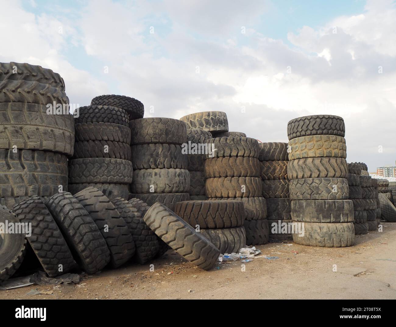 Rottami di pneumatici per il riciclaggio. Ruote per veicoli fuori uso di varie dimensioni. Foto Stock