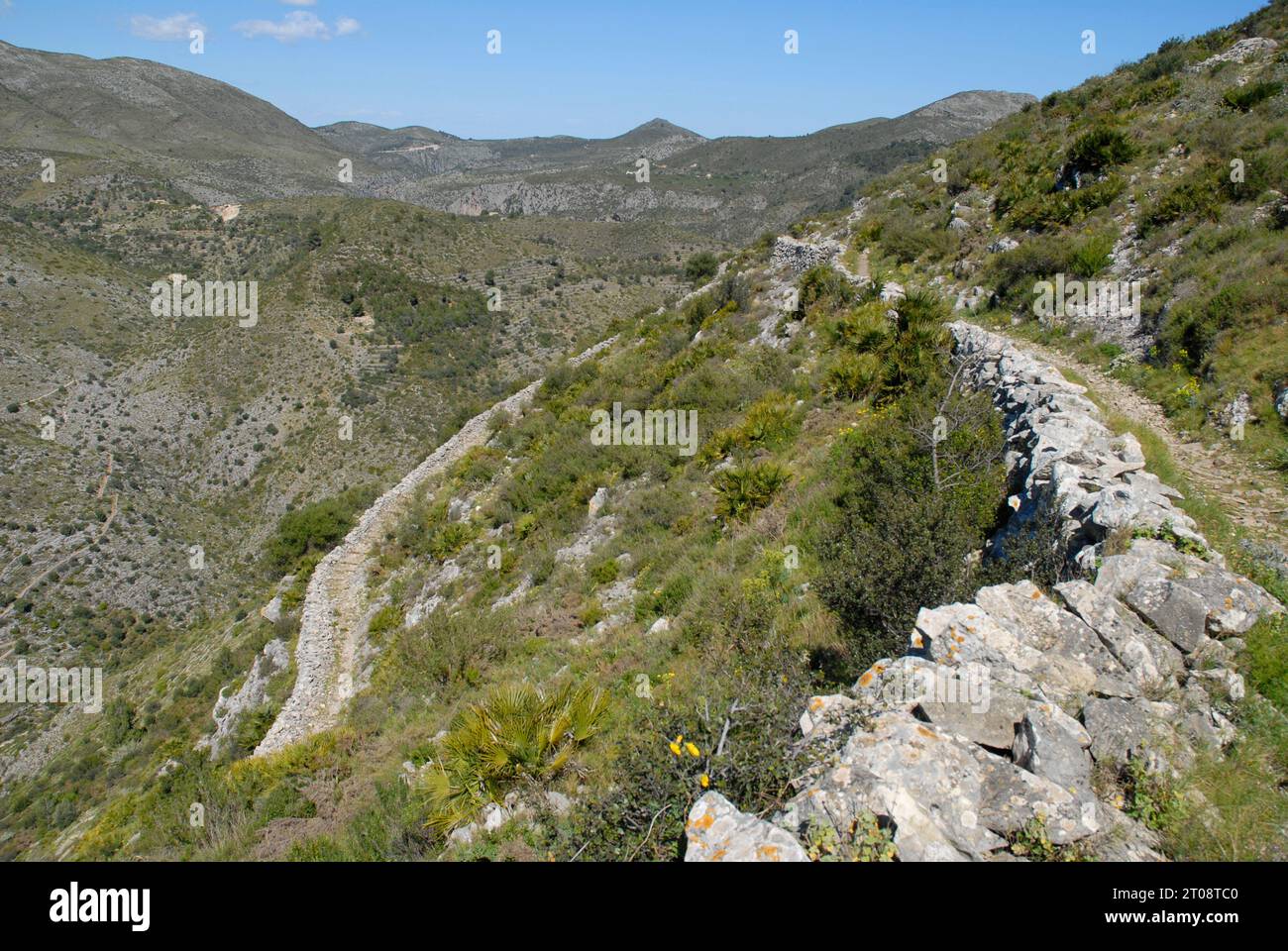 Storica mulattiera mozaraba vicino a Benimaurell, Vall de Laguart, provincia di Alicante, Spagna. I sentieri a zigzag, a gradini, sono ora un popolare percorso escursionistico Foto Stock