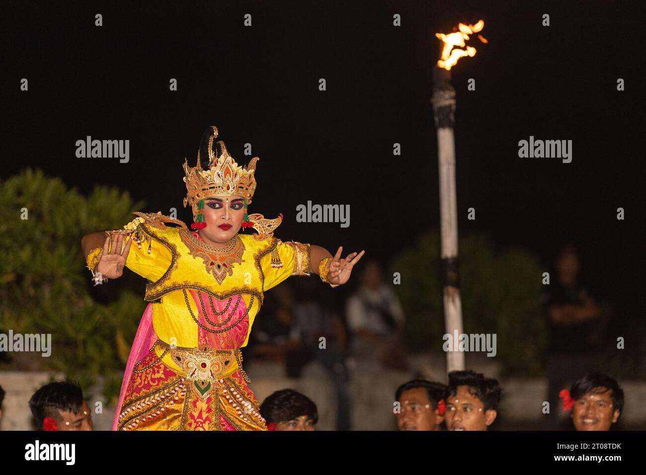 Immagine dei partecipanti in una cerimonia del fuoco in un tempio di Bali in Indonesia Foto Stock