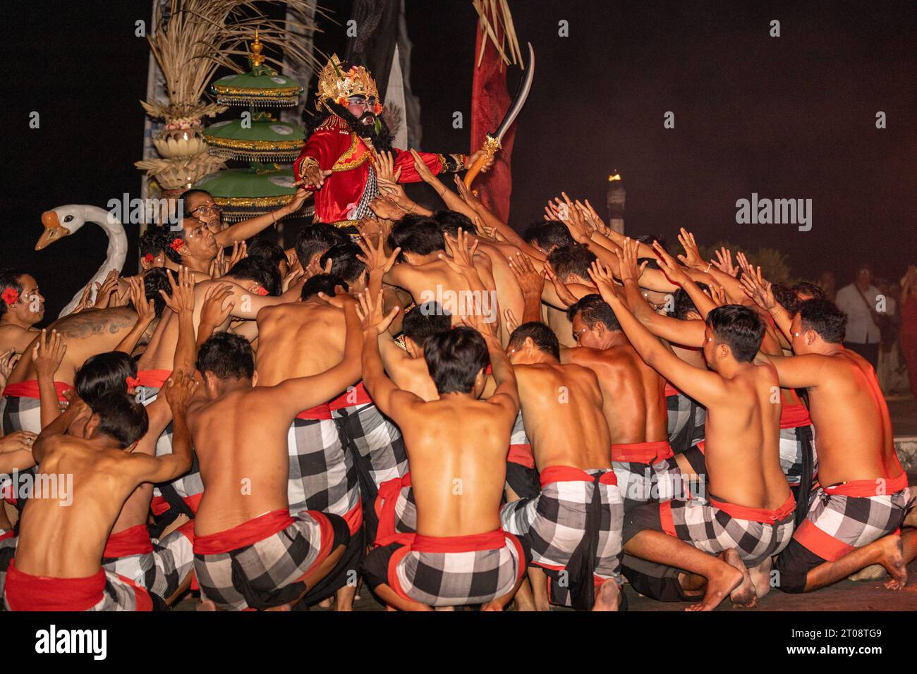 Immagine dei partecipanti in una cerimonia del fuoco in un tempio di Bali in Indonesia Foto Stock