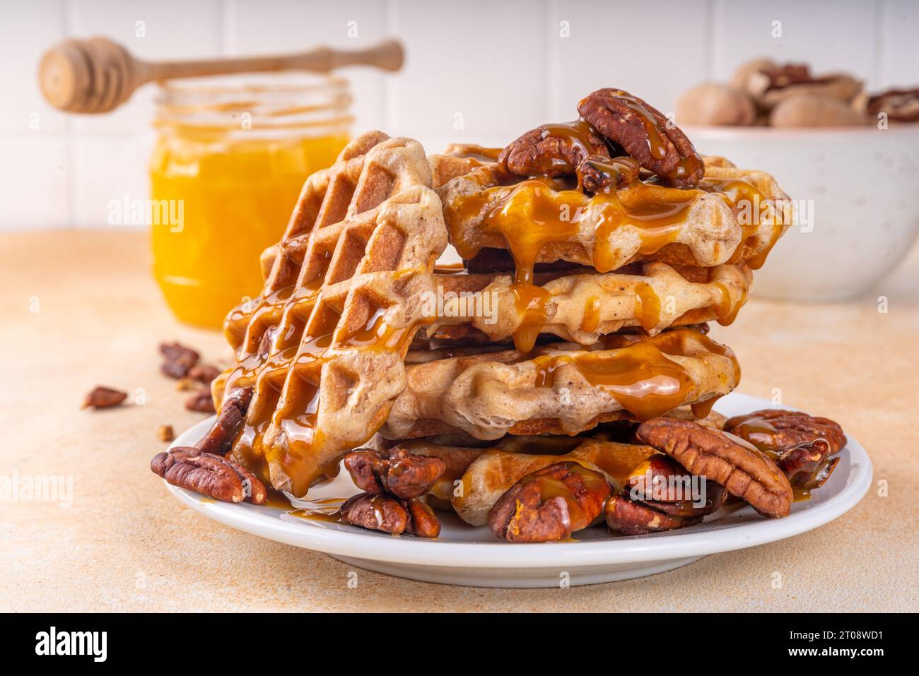 Waffle belgi allo sciroppo d'acero di pecan con salsa al caramello, ricetta di cottura fatta in casa idea di torta d'autunno Foto Stock