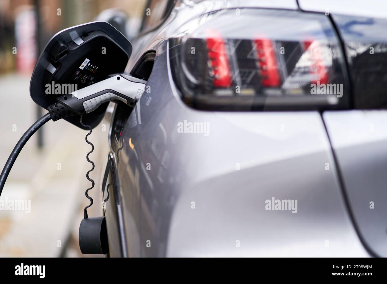 Foto del file datata 05/03/21 di un'auto elettrica Peugeot collegata a un punto di ricarica per veicoli elettrici. La proporzione di auto nuove immatricolate il mese scorso a batteria elettrica era inferiore a un anno prima, come mostrano i nuovi dati. Solo il 16,6% delle registrazioni a settembre erano puramente elettriche rispetto al 16,9% dello stesso mese del 2022, ha dichiarato la Society of Motor Manufacturers and Traders. Data di emissione: Giovedì 5 ottobre 2023. Foto Stock