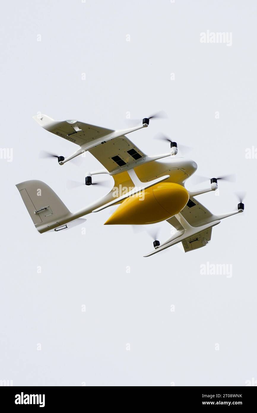 Michelstadt, Germania. 5 ottobre 2023. Un drone del progetto DroLEx (drone cargo bike Express delivery) vola. Il progetto della società Wingcopter e dell'Università di Scienze applicate di Francoforte è progettato per consegnare generi alimentari via aerea ai residenti di villaggi remoti. Crediti: Uwe Anspach/dpa/Alamy Live News Foto Stock