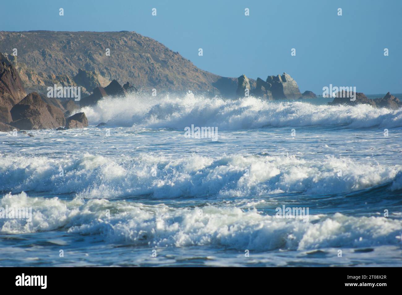 Big Sea Running a Kennack Sands, Cornovaglia, Regno Unito - John Gollop Foto Stock