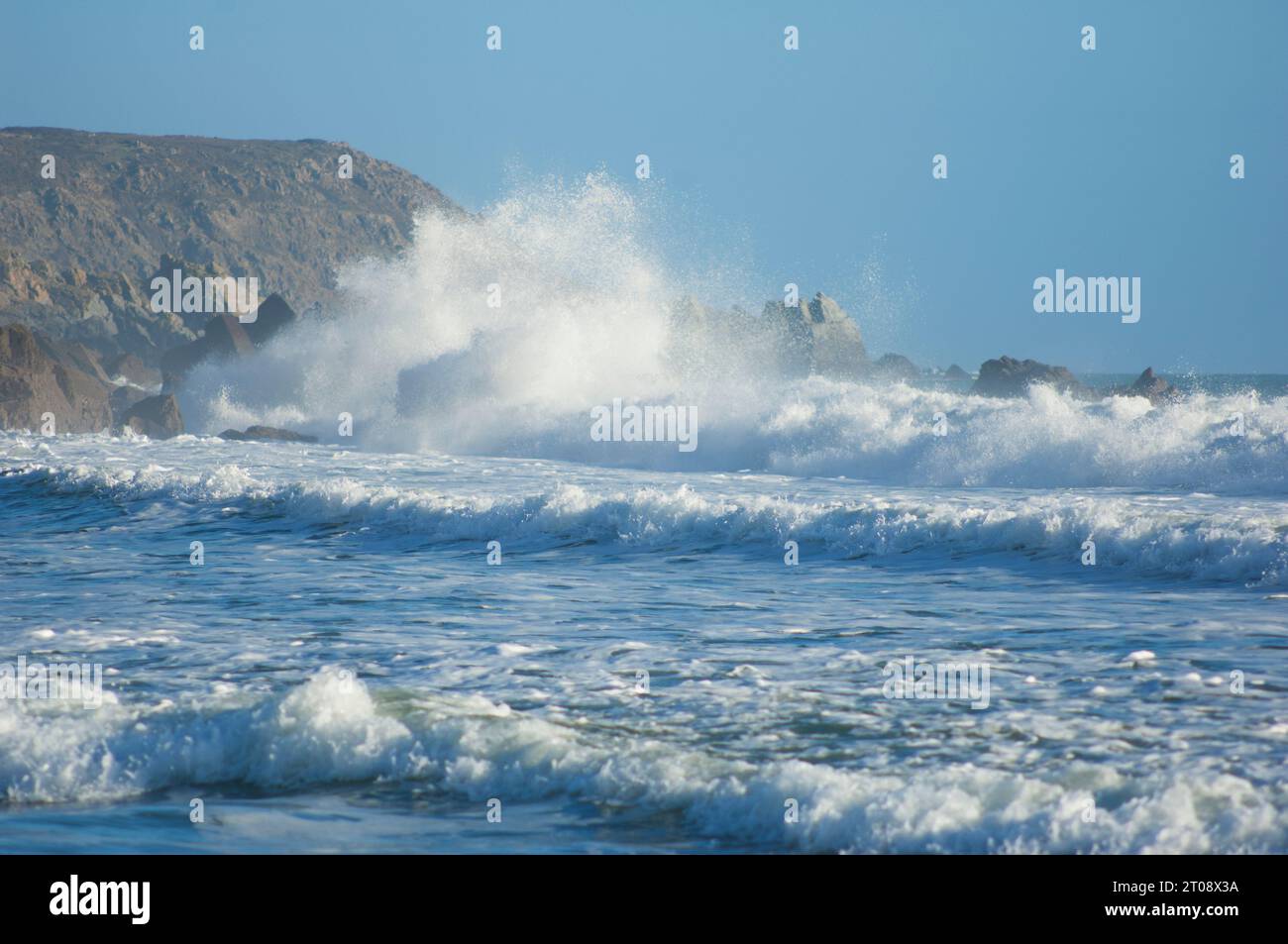 Big Sea Running a Kennack Sands, Cornovaglia, Regno Unito - John Gollop Foto Stock