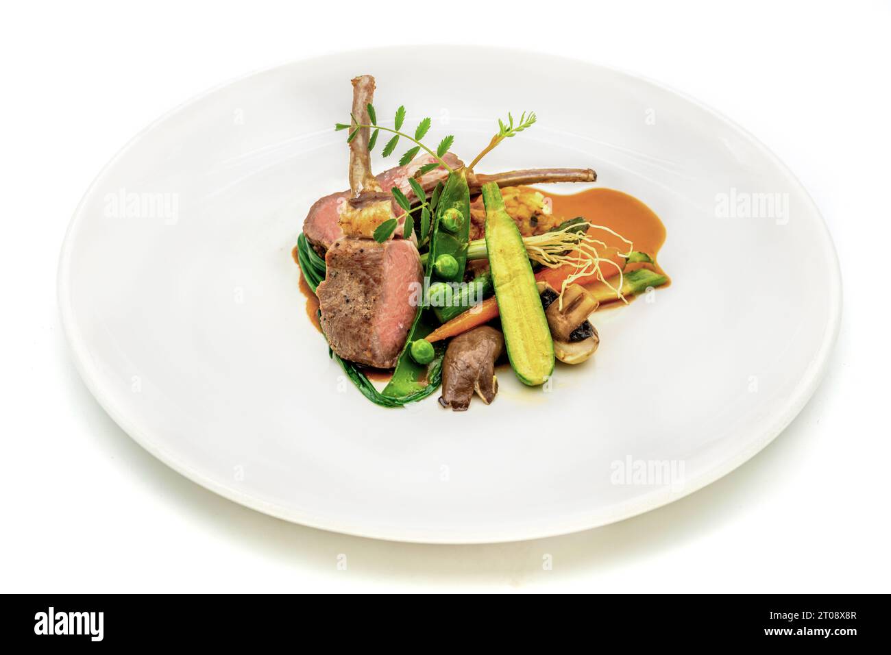 Costolette di agnello con varie verdure su uno sfondo bianco isolato Foto Stock