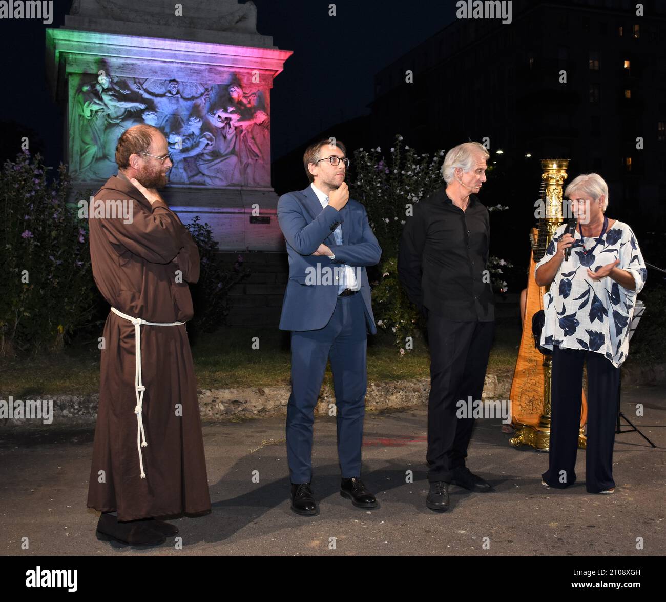 Milano, . 5 ottobre 2023. Milano, Italia San Francesco patrono d'Italia e Piazza Risorgimento il quartiere milanese che celebra con un tema il regalo Massimiliano Finazzer Flory in collaborazione con il comune 3 istituzioni partecipano alla foto: Cappuccini fra Opera San Francesco, Massimiliano Finazzer Flory, assessore al piano Casa e quartiere del comune di Milano Pierfrancesco Maran, assessori al comune 3 crediti: Agenzia fotografica indipendente/Alamy Live News Foto Stock