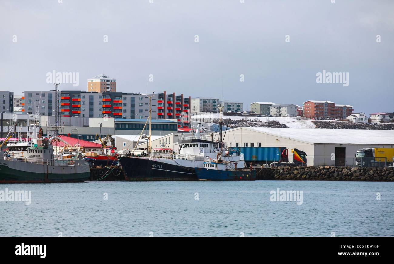 Hafnarfjordur, Islanda - 4 aprile 2017: Vista sul mare del porto di Hafnarfjordur con case residenziali moderne e colorate ed edifici portuali in una giornata di sole Foto Stock